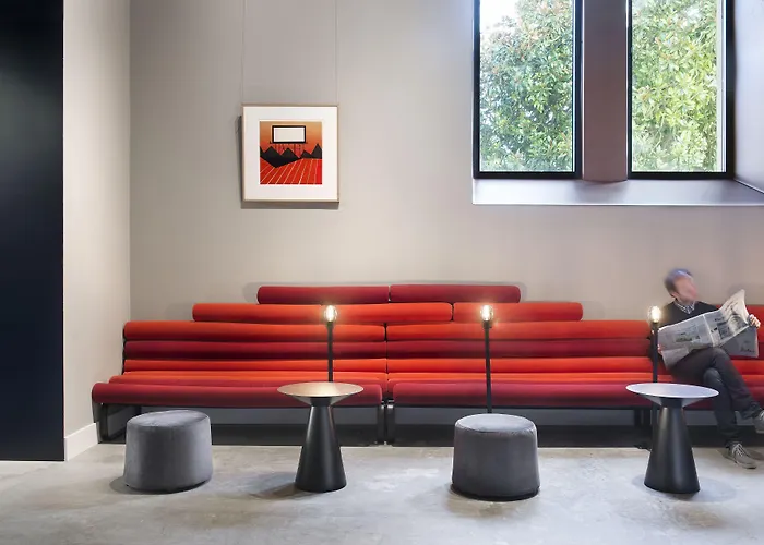 One Shot Tabakalera House Готель 4*