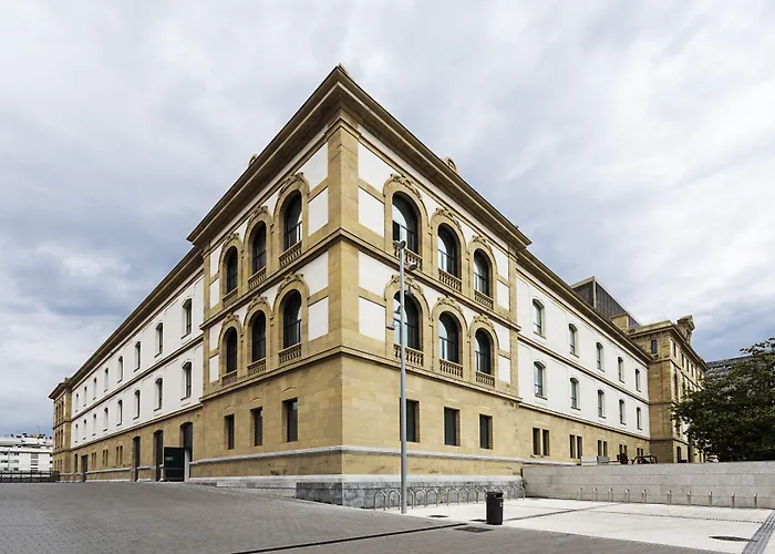 One Shot Tabakalera House Готель 4*