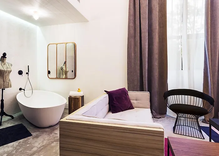 One Shot Tabakalera House Готель