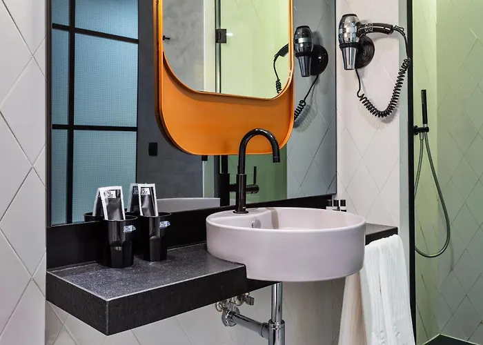 One Shot Tabakalera House Готель 4*