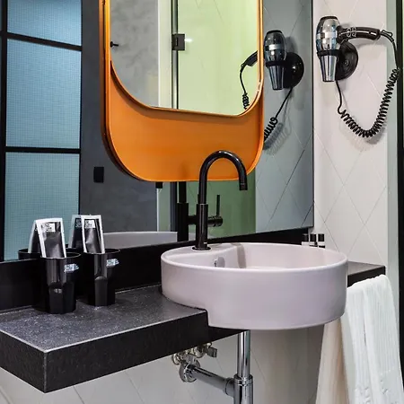 One Shot Tabakalera House Готель 4*