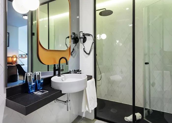 One Shot Tabakalera House سان سيباستيان